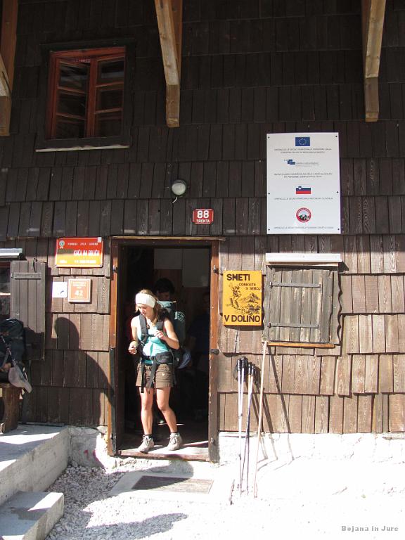 Slika_118.jpg - Koča na Doliču, kjer sva zopet imela krajšo malico v obliki sendviča. Tu sva kupila tudi vodo, saj je cenejša kot na Kredarici.