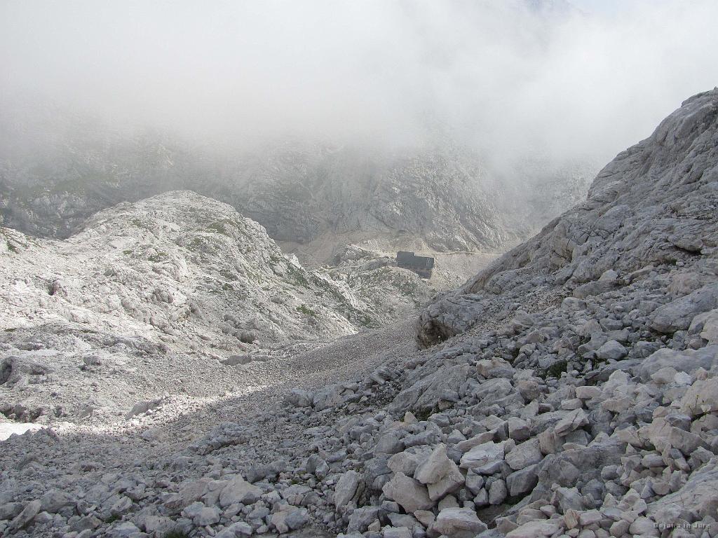 Slika_122.jpg - Koča na Doliču se vztrajno manjša.