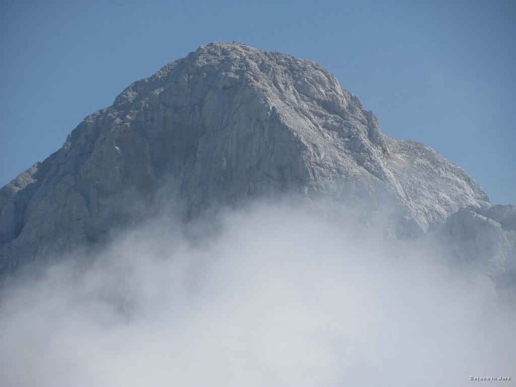 Slika_123.jpg - Triglav zakrivajo meglice.