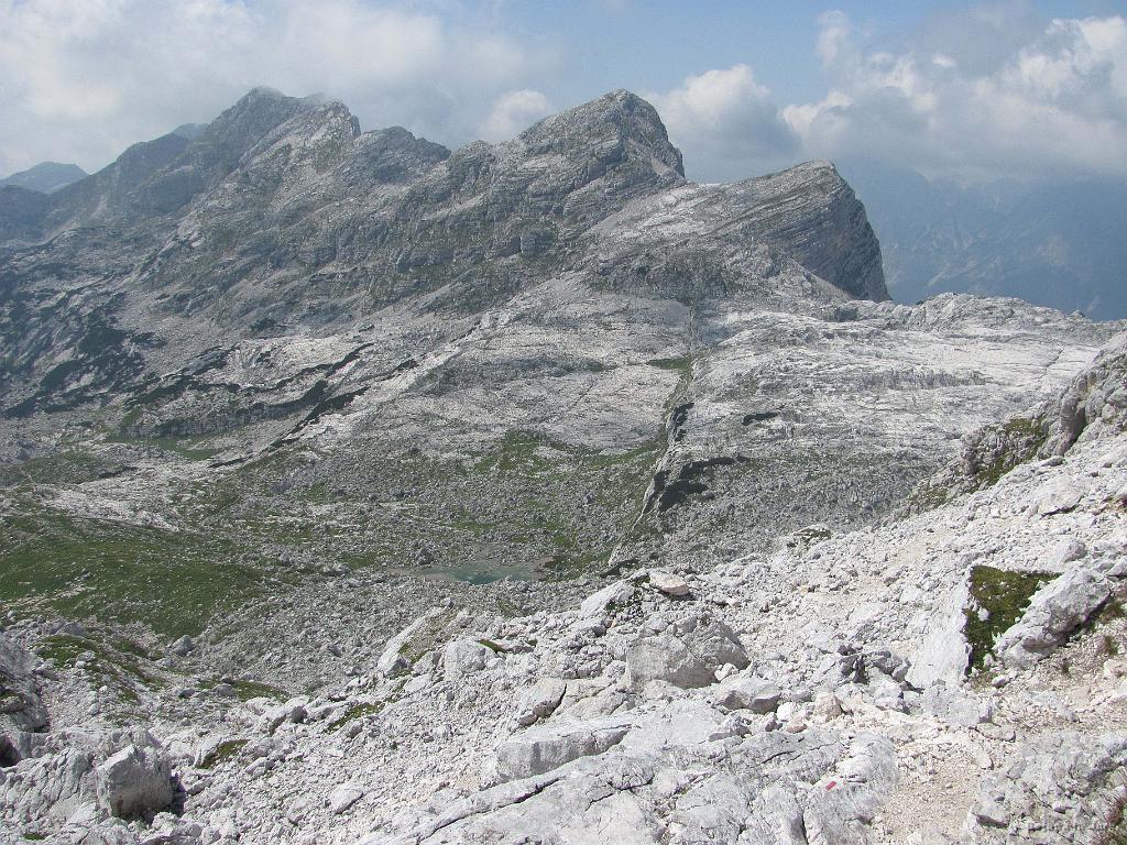 Slika_144.jpg - Pogled v dolino Triglavskih jezer. Vidno je Zeleno jezero.
