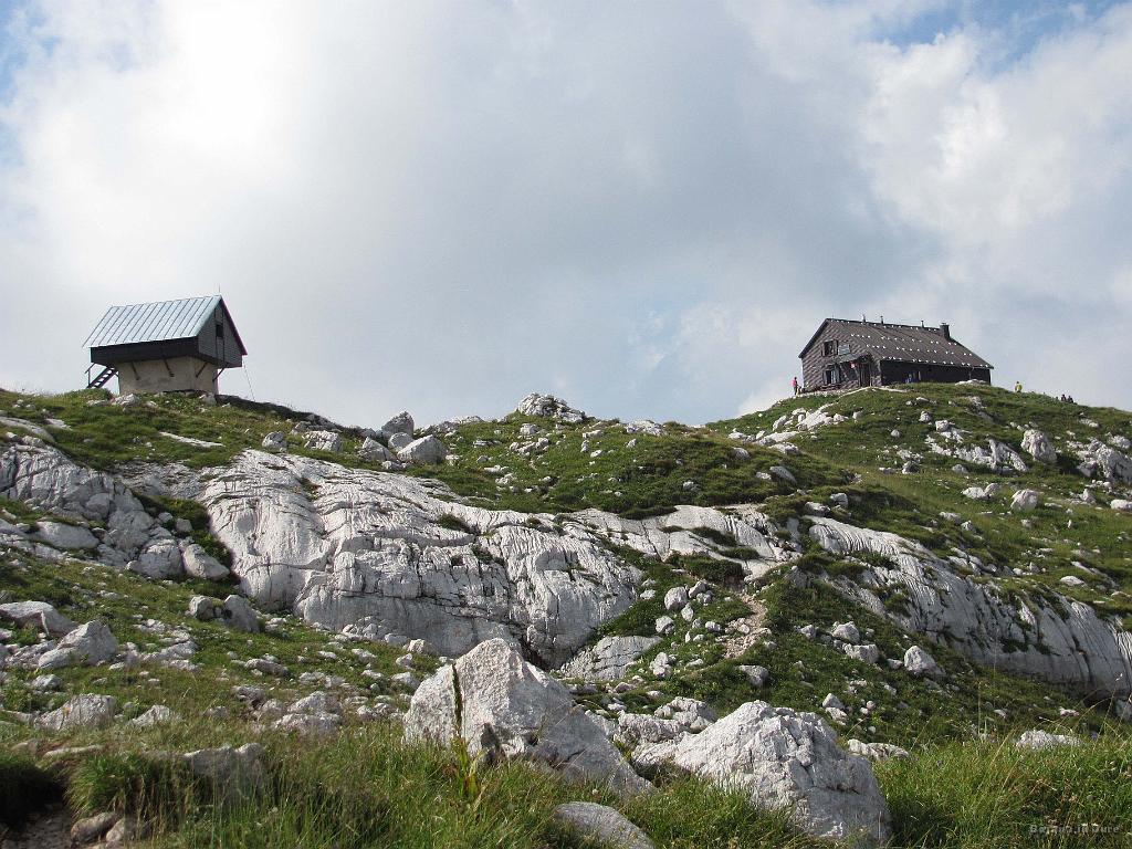 Slika_159.jpg - Zasavska koča na Prehodavcih (2071 m), kjer sva prenočila.