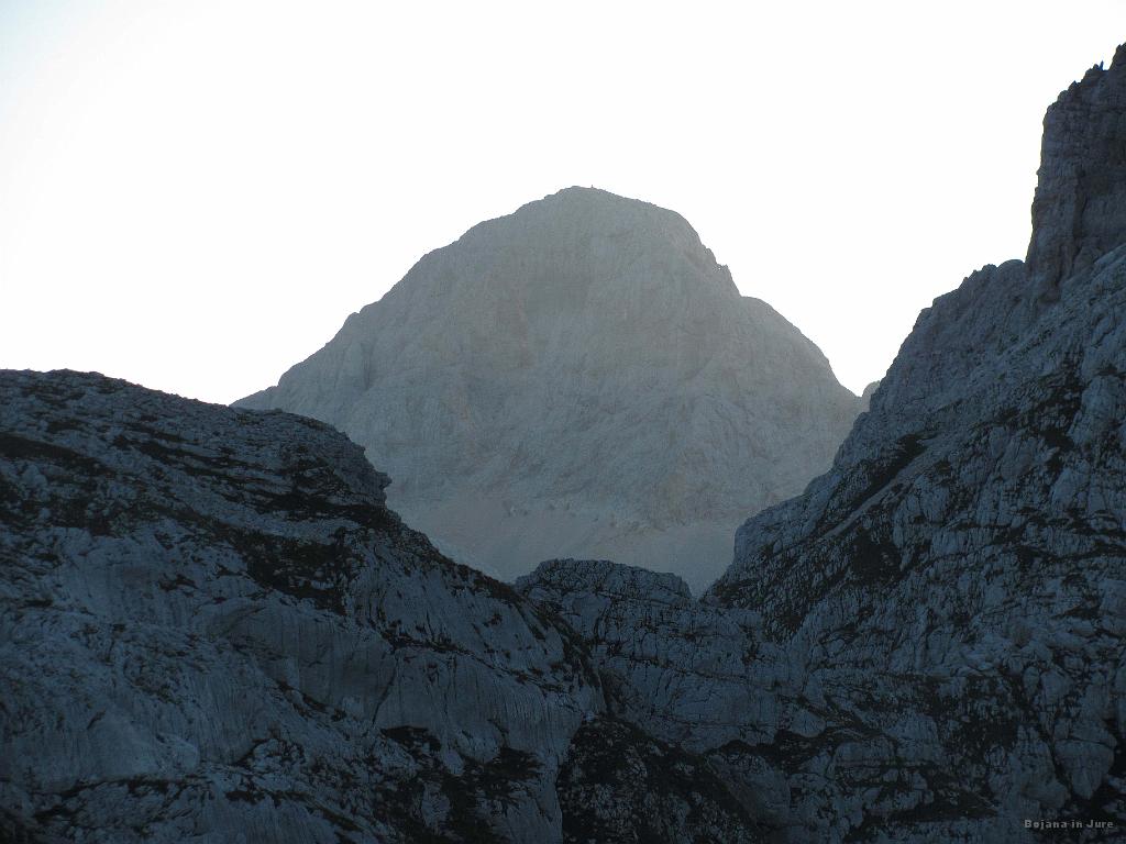 Slika_180.jpg - Jutranji Triglav še z Zasavske koče.