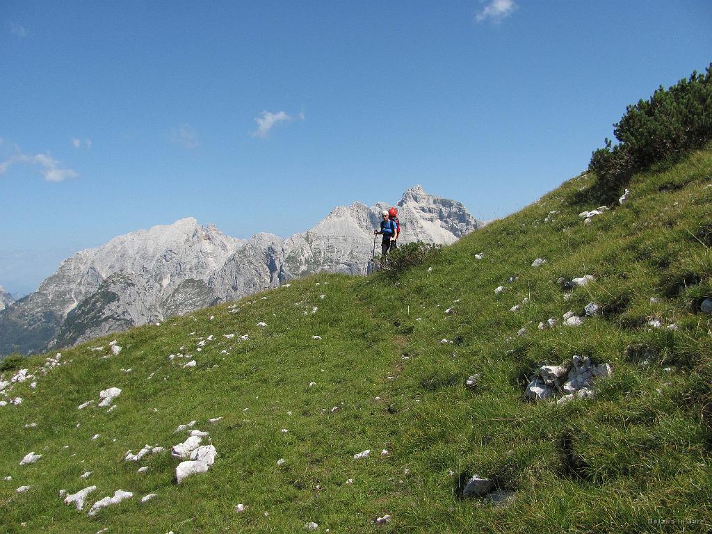 Slika_213.jpg - Spust se je pričel. Po začetnih 400 m od Zasavske koče do sedla Čez dol je naju čakalo še 1400 metrov do avta. Noge pa že zelo utrujene.