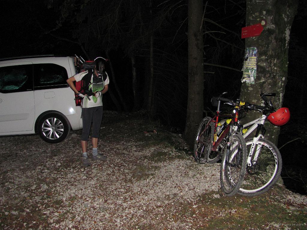 Slika_03.jpg - Jutro, ura nekje 5:30. Parkirišče za smer Možnica in Jerebica na 598 m.