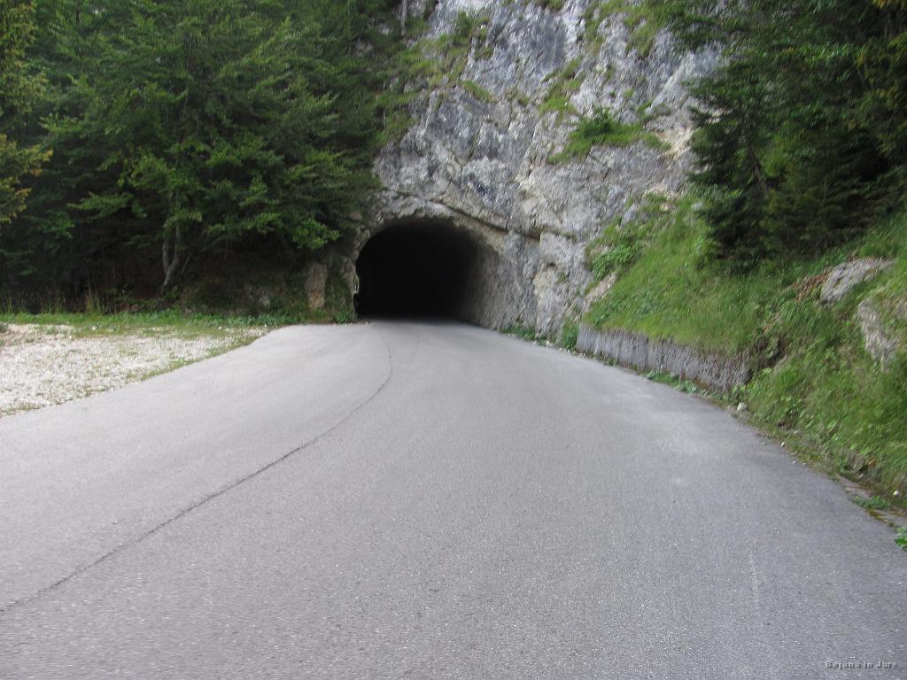 Slika_10.jpg - Ti tuneli so pa res zakon. Klavstrofobični, vendar pa po drugi strani romantični.