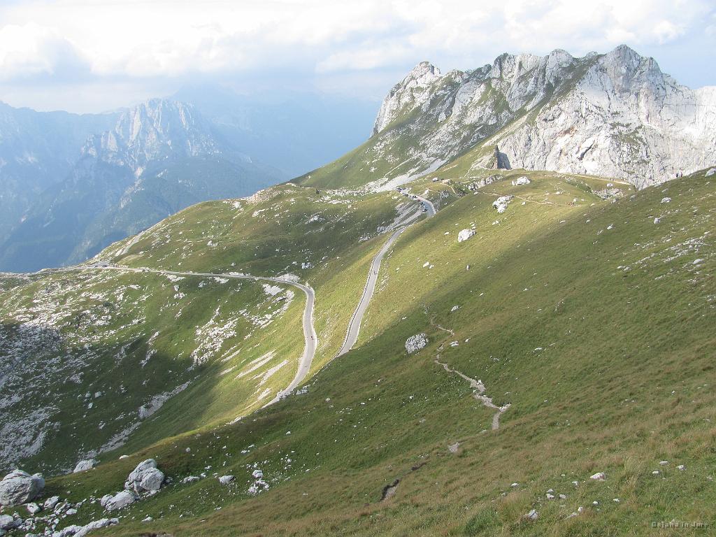 Slika_36.jpg - Kar naenkrat je v daljavi postajalo črno.