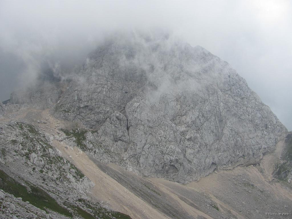 Slika_55.jpg - Lepo vidna smer vzpona. Pri zeleni travici po razjedi počez navzgor.