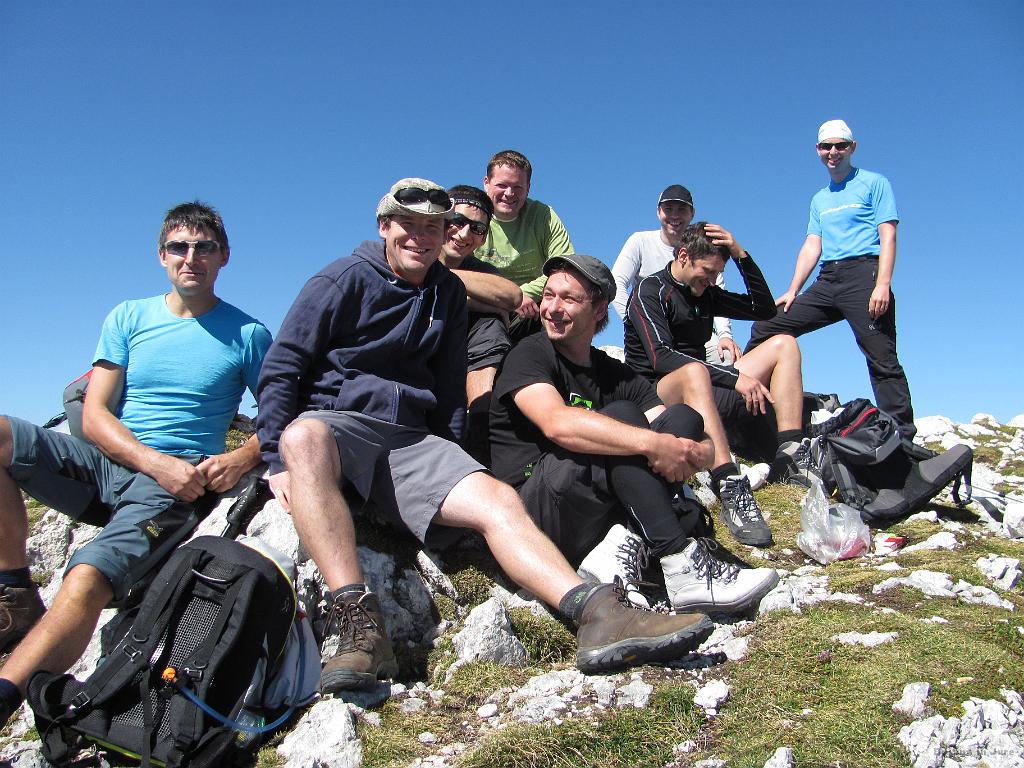 Slika_020.jpg - Gasilska na vrhu Bovškega Gamsovca (2392 m). Ura pa nekje okrog 11 h se mi zdi. Z leve: Robi Obid, Viktor Zalokar, Borut Obid, Matej Božič, Jure Golob, Matevž Kovačič, Boštjan Obid in jaz.