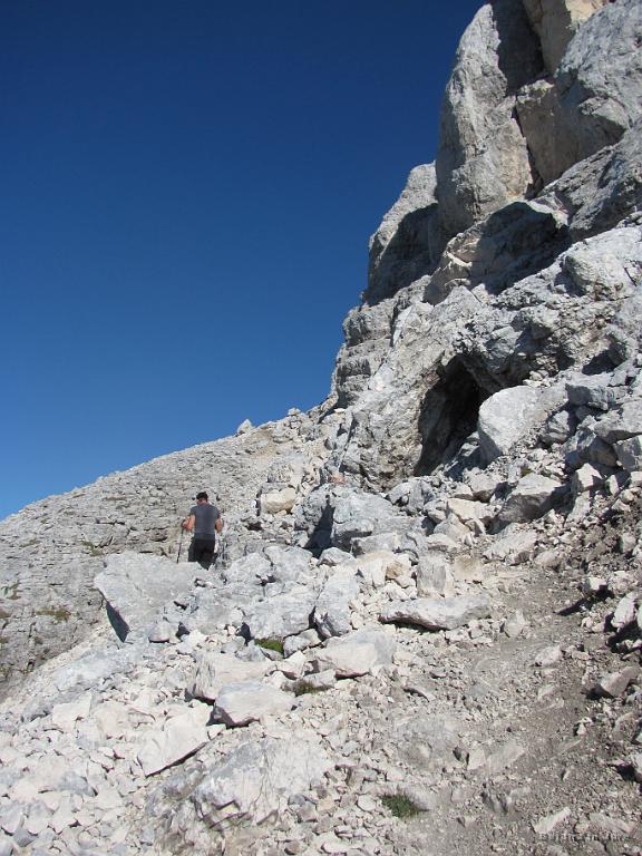 Slika_068.jpg - Tu so Boštjan, Borut, Jure in Viki že pred mano. Do vrha pa ni več daleč, najtežji meliščni del je že za nami.