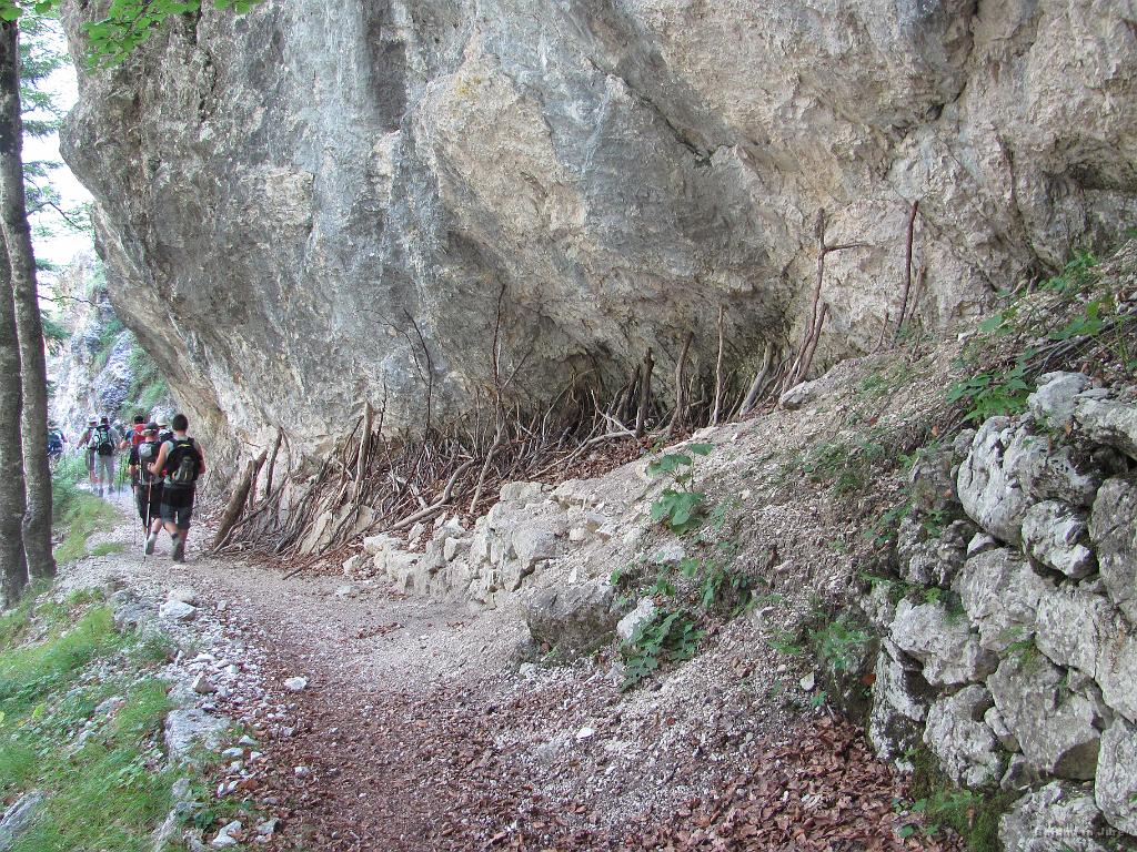 Slika_097.jpg - Zakaj se podpira to skalovje?