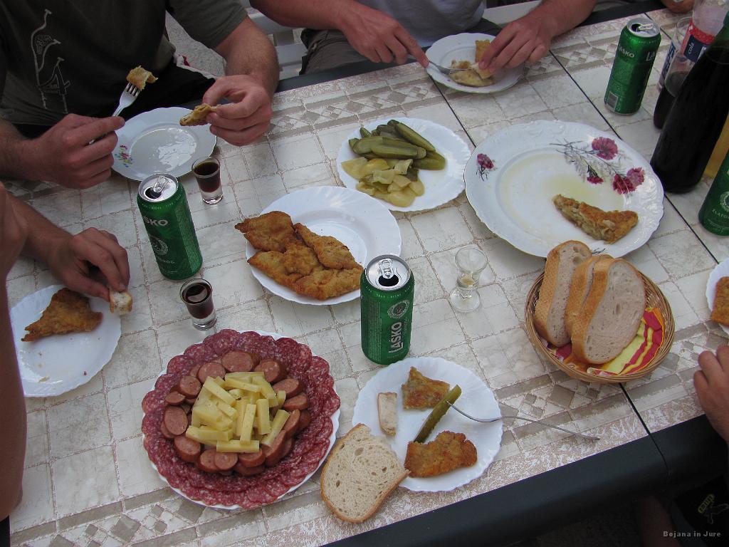 Slika_111.jpg - Res super večerja. Tminska frika, pohanje, narezek, štrudl, pivo...uf, super je bilo! HVALA!