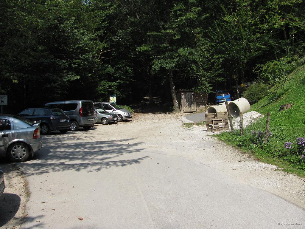 Slika_02.jpg - Ne zelo prostorno parkirišče pred vstopom v Bistriški Vintgar (375 m).