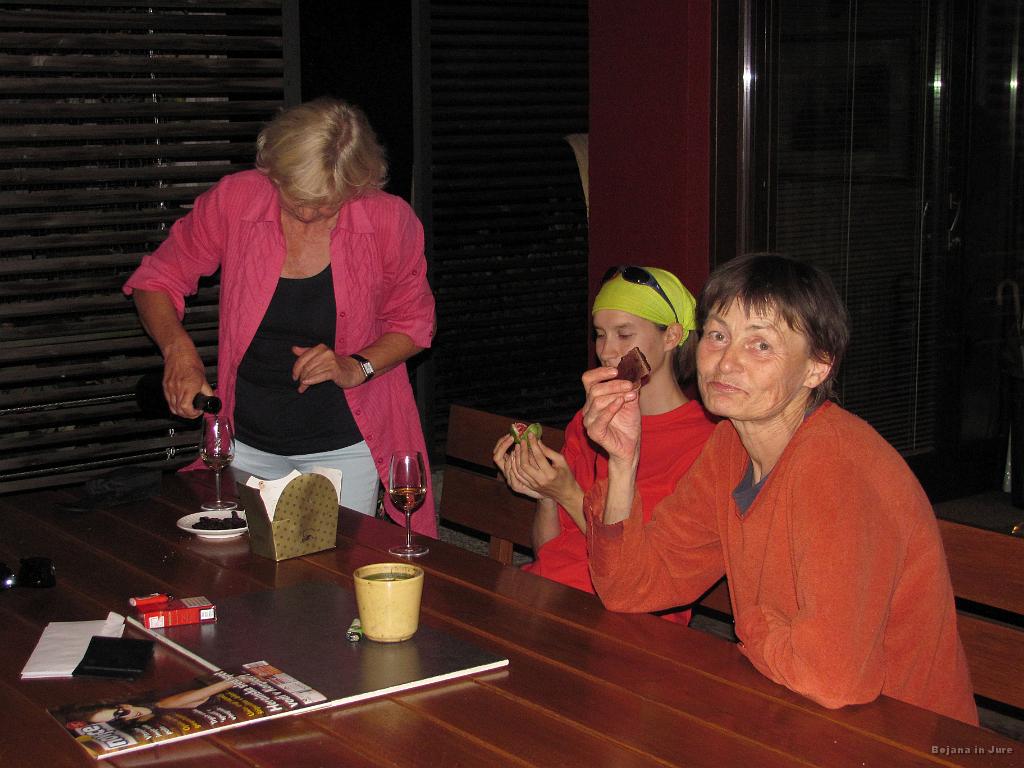 Slika_49.jpg - Odličen segedin in seveda odličen chardonnay. Zvezdana toči, B je očitna, Marta pa se sladka z odlično temno čokolado.
