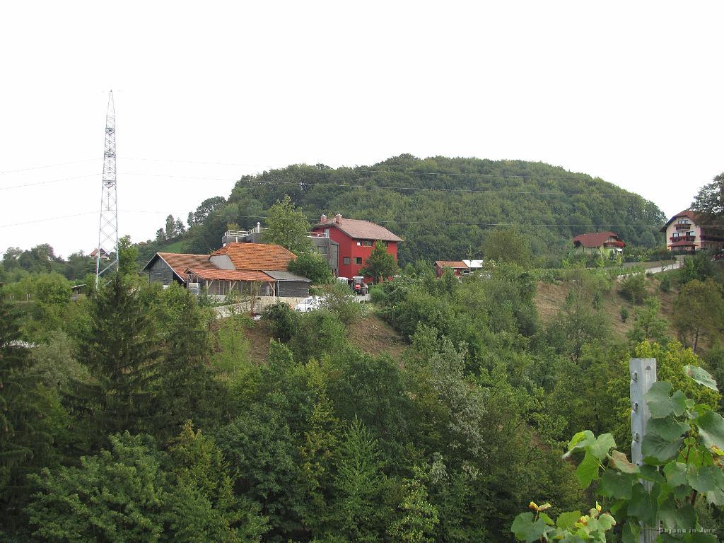 Slika_55.jpg - Markova graščina, zraven pa je za naju veliko bolj idilična "štala", ki je predelana v stanovanje. Smo si res različni. In v "štali" domuje Zvezdana.