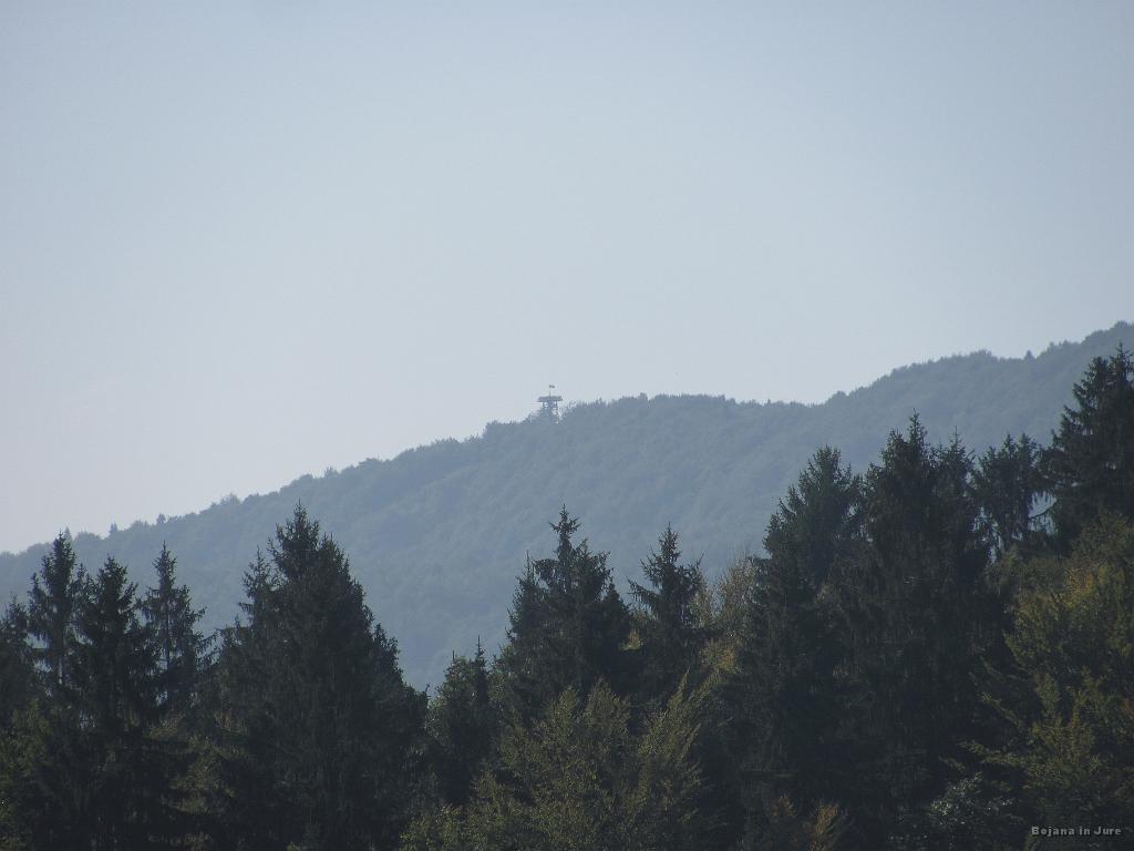 Slika_10.jpg - Pogled na razgledni stolp na Planini. Ja, danes bi bil lep razgled, čeprav v visokogorju niso bili take sreče.