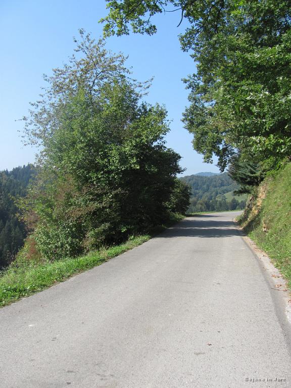 Slika_11.jpg - Lepa cesta se nadaljuje, vidimo idilične dolince in prelepe pokrajine.