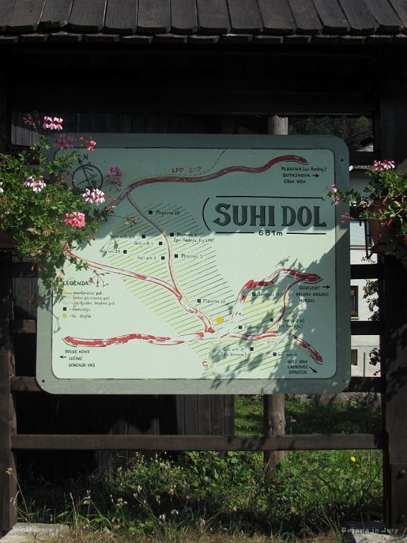 Slika_23.jpg - Informacijska tabla v Suhem Dolu, kjer sva po zemljevidu iskala najugodnejšo pot naprej. Seveda sva izbrala najdaljšo, kaj pa. Dan je še dolg.