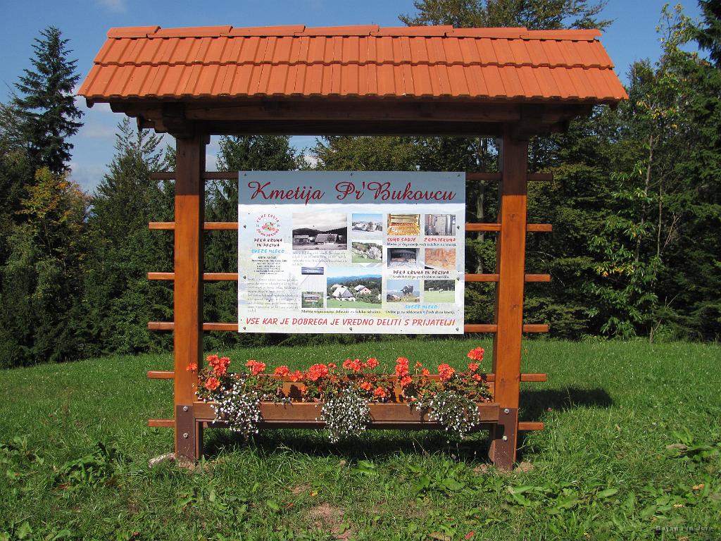 Slika_35.jpg - Po malici kmalu prideva do zgledno urejene turistične kmetije, ki ima očitno bogato ponudbo.