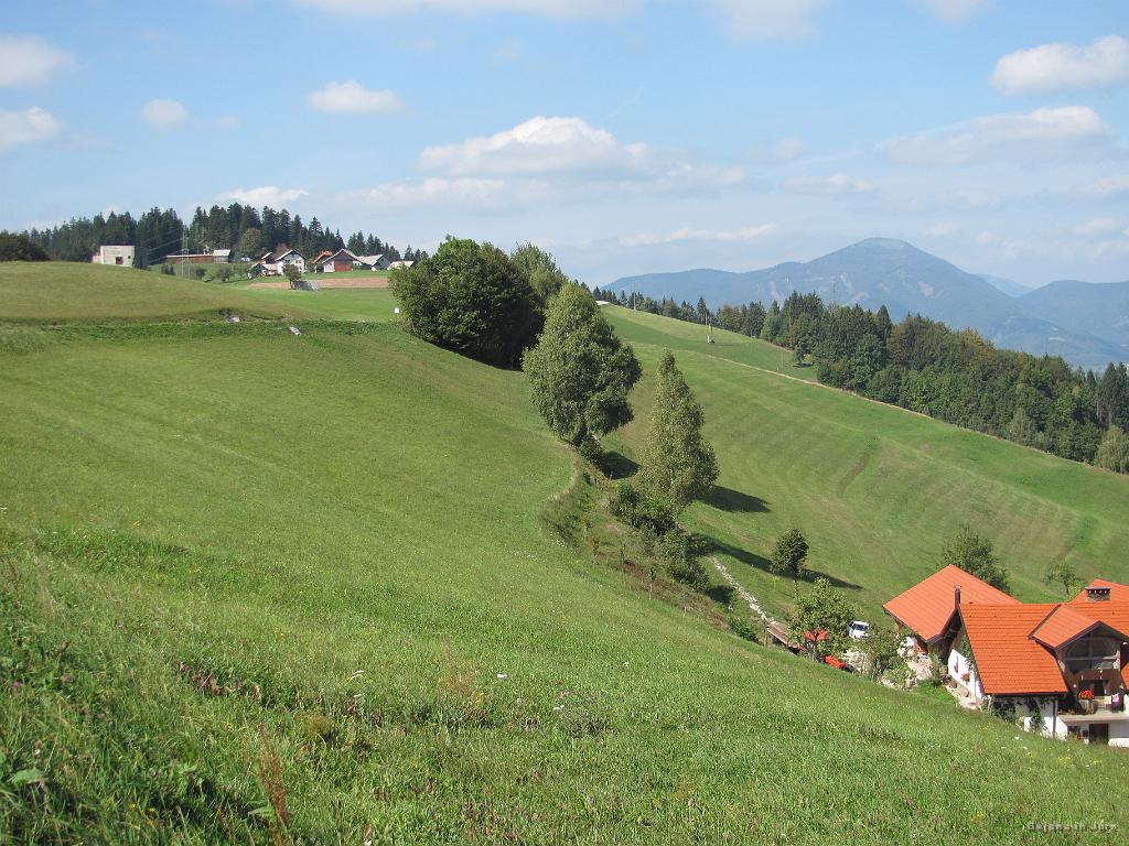 Slika_38.jpg - Nadaljujeva po grebenu ter uživava v razgledih.