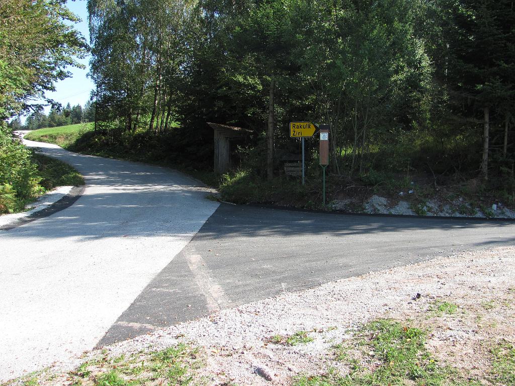 Slika_42.jpg - Pogled nazaj. Table sicer nakazujejo odcep za Žiri, vendar sva šla še enega nižje.