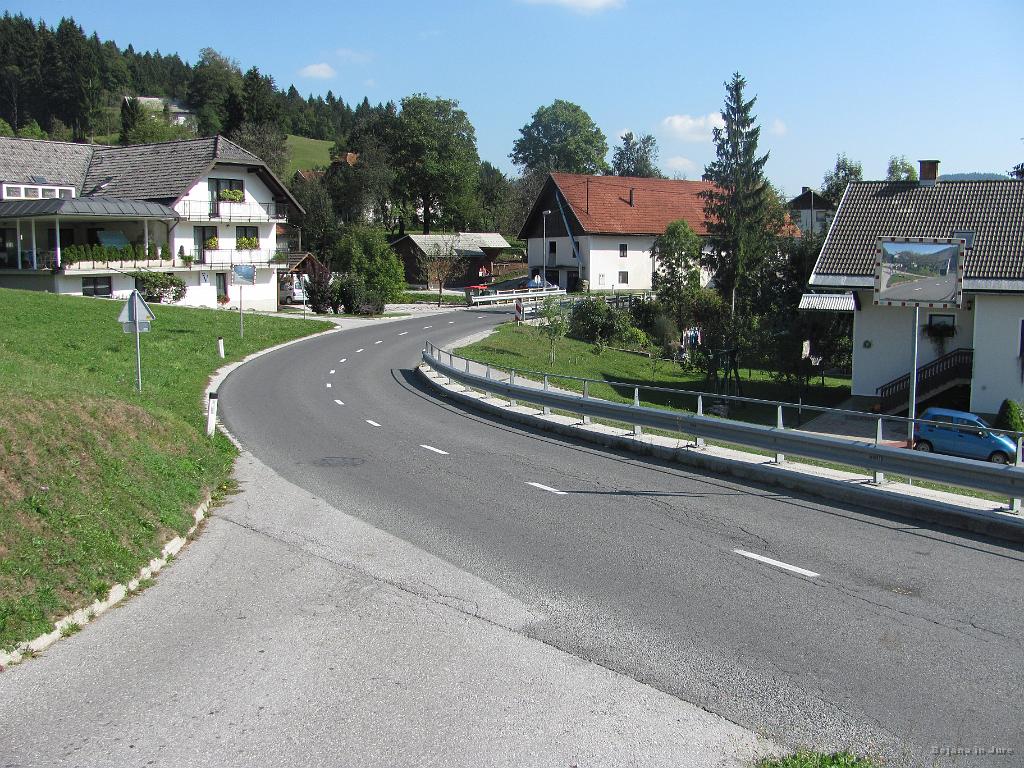 Slika_46.jpg - Po dokaj strmem spustu prispeva v Selo, od koder je le par vrtljajev pedal do Žirov.