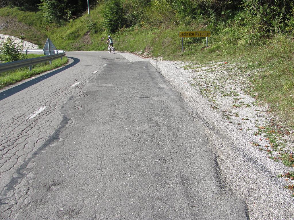 Slika_54.jpg - Na Ledinskem Razpotju sem nedavno nazaj zavila dol proti Marofu, ko sem kolesarila v Cerkno, zato sem točno vedela, kaj me čaka do Gor.