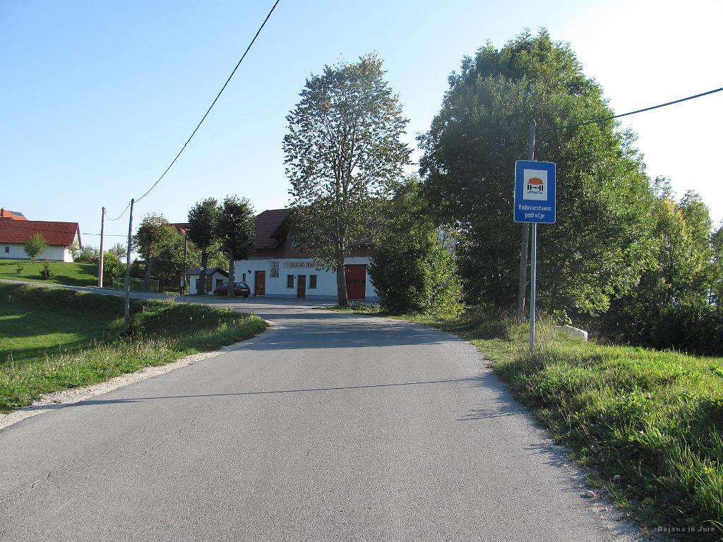 Slika_65.jpg - Tu pri gasilnem domu v Medvedjem Brdu bi moral biti odcep za pot proti Hotedršici...