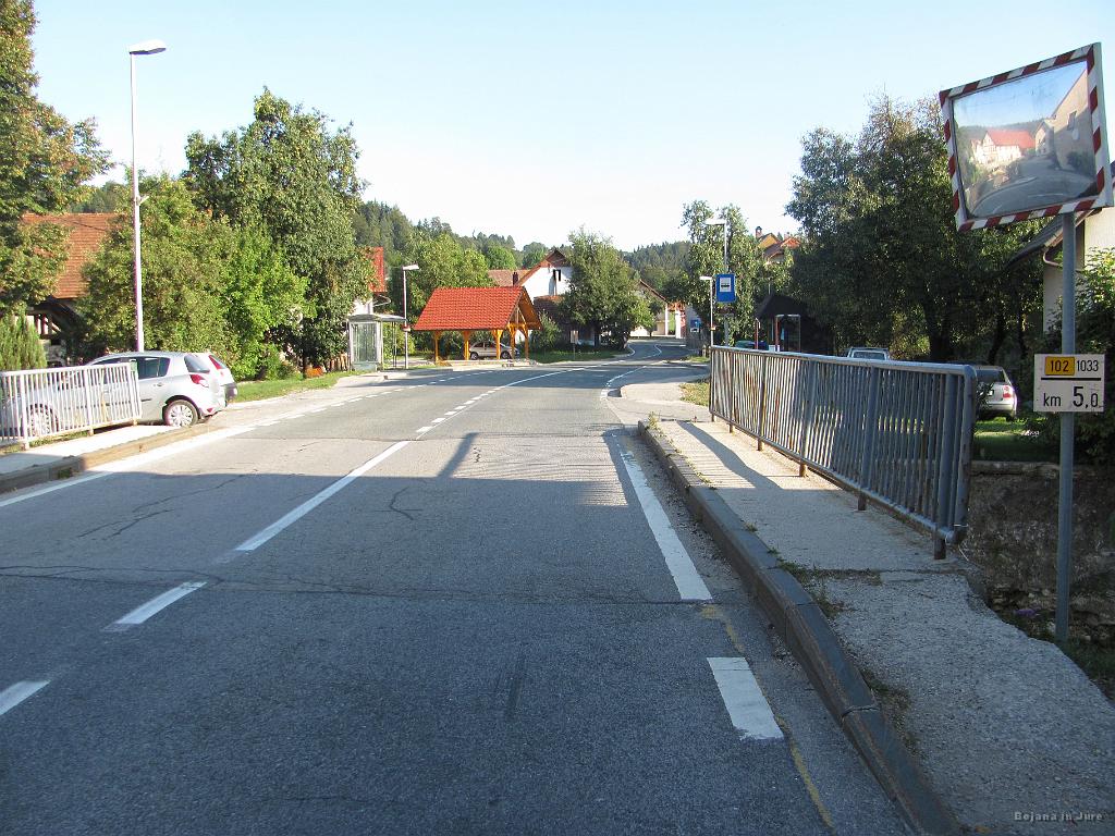 Slika_74.jpg - Hotedršica. Glavno cesto kmalu zapustiva in se usmerva proti Žibršam.
