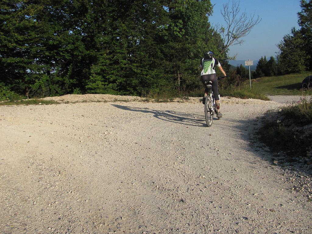 Slika_80.jpg - Emm, tukaj sva sicer zavila desno, pa sva le pristala na dvorišču ene kmetije, kjer so ravno žagali drva (nasploh sva pogosto slišala zvok krožne žage, a bo res tako huda zima?). Slepa ulica, greva nazaj gor...