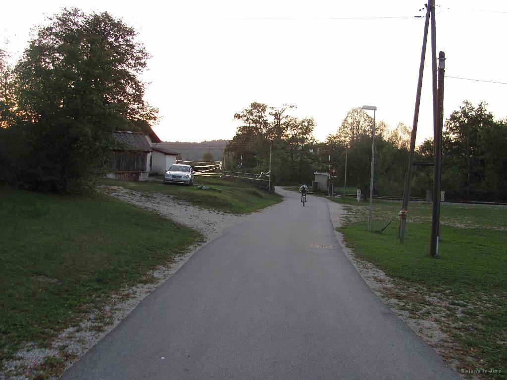 Slika_87.jpg - Prehod čez železniške tire. Obzorje se že barva v rdeče odtenke.
