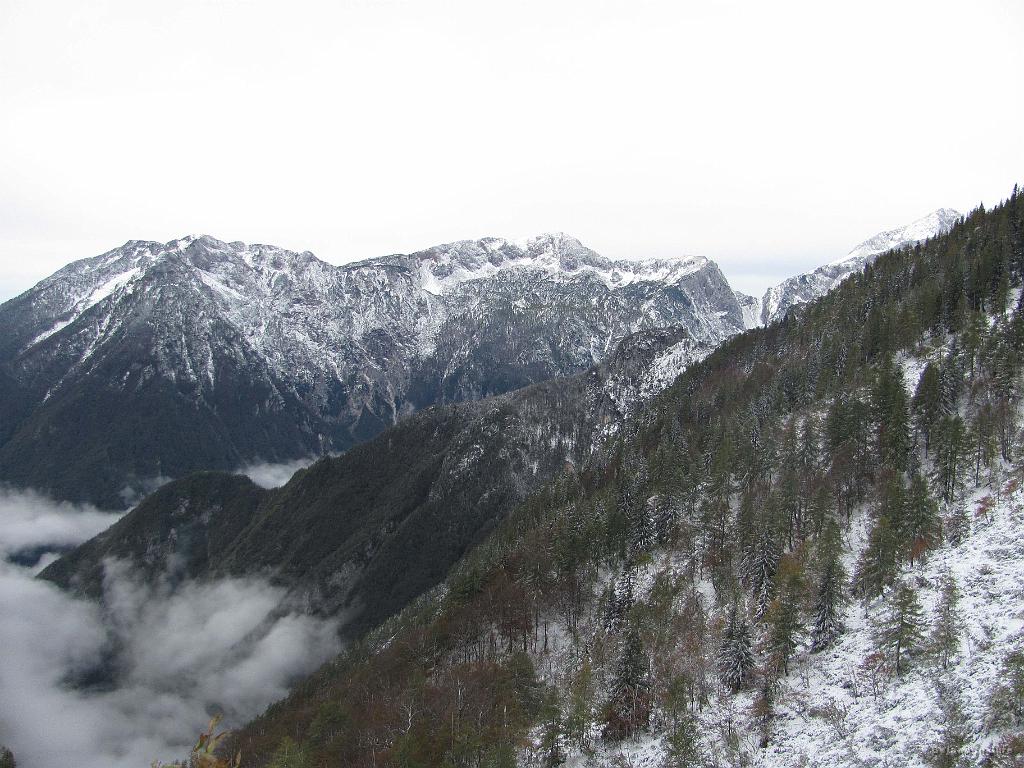 Slika_21.jpg - Pogled nazaj proti Vrh Korena in Kalškemu grebenu ter tudi na Kokrsko sedlo.