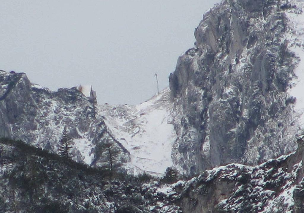 Slika_22.jpg - Povečana slika pokaže tudi del Cojzove koče na Kokrskem sedlu.