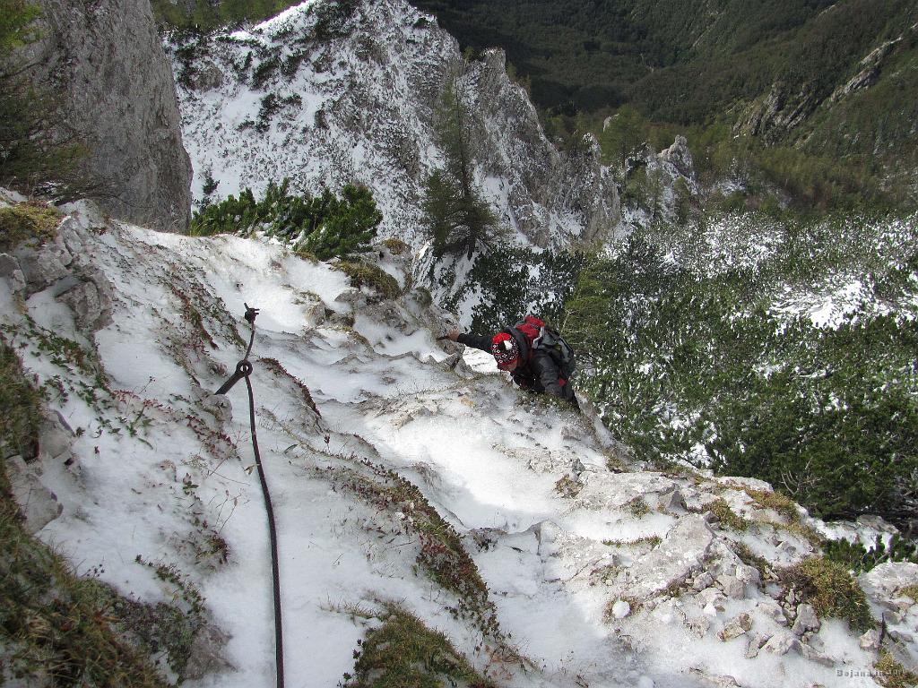 Slika_33.jpg - Lepo počasi in zaradi proženja snega ter ledu sva eden drugega varno čakala.
