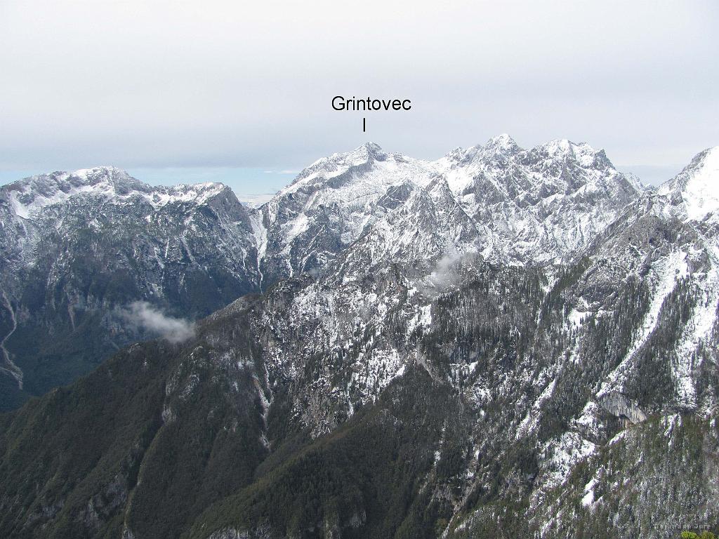 Slika_41.jpg - Glavna veriga Kamniških Alp. Grintovec in pod njim Veliki podi. Sledi proti desni Štruca in Skuta pa tudi Rinke so lepo vidne. Seveda ne manjka Brana in pod njo Kamniško sedlo ter pričetek ...