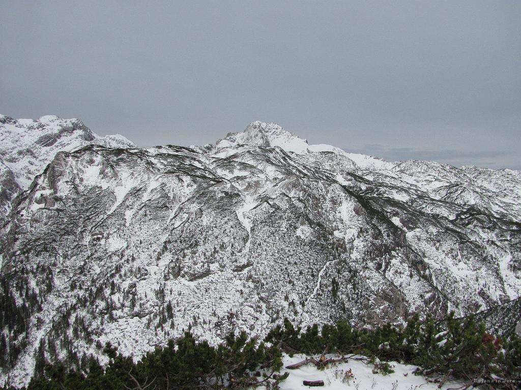 Slika_43.jpg - ... Ojstrica ter v daljavi še ...