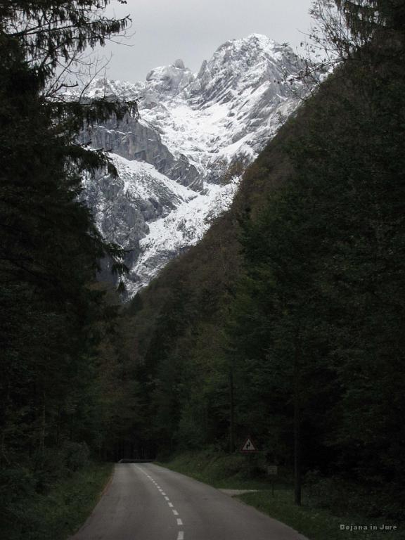 Slika_75.jpg - Kakšne 1/2 km do avta sva morala kar po cesti. Zgoraj pa kraljuje Skuta.