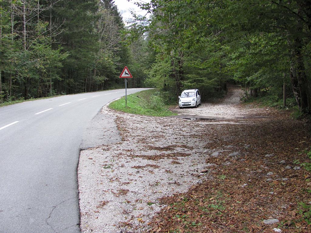 Slika_77.jpg - Tudi ob prihodu je na parkirišču Berli sameval. Ja, očitno sva bila edina na tej poti. No, priznava, da sva na pl. Dol srečala enega možakarja s psom.