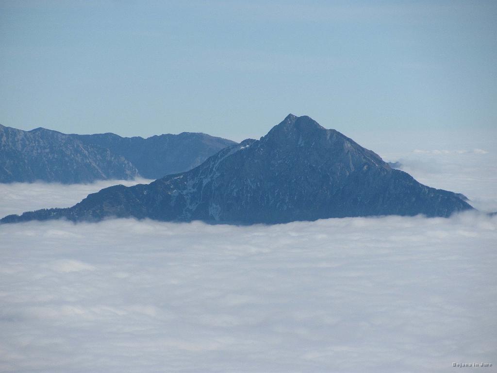 Slika_47.jpg - Storžič bode iz "morja".