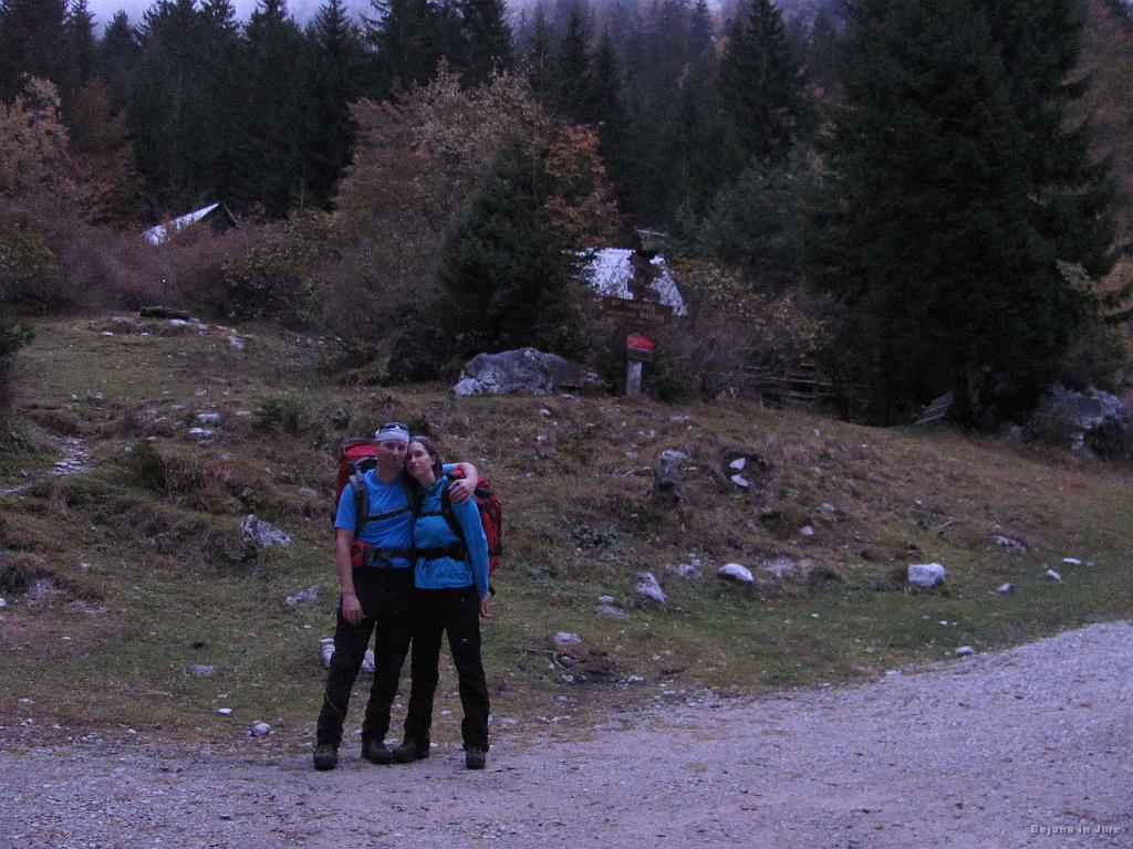 Slika_82.jpg - Za konec še gasilska na parkirišču Tinčkove koče. Po 10. urah na poti in 9. urah hoje. Srečna, zmatrana, polna spominov ter novih izkušenj.