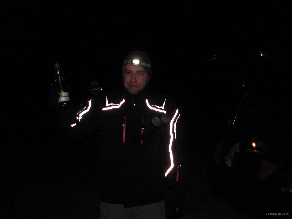 Slika_01.JPG - Matevž na parkirišču na Razdrtem. Borovničke so v tem vetru prišle prav.