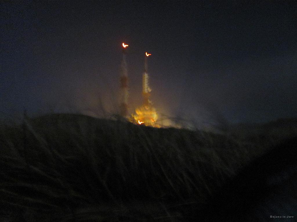 Slika_16.JPG - Legel sam na tla, naslonil fotoaparat na trdo podlago, vendar pa je bil veter premočan, da bi uspel držati fotoaparat pri miru. Čas odprtja zaslonke je bil nastavljen na 3 sekunde.
