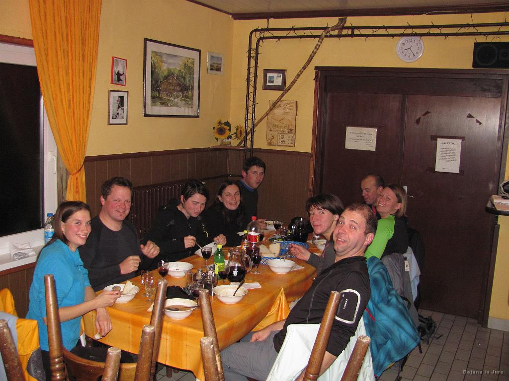 Slika_18.JPG - Klapa za mizo. Z leve: Bojana, Matej, Irena, Simona, Boštjan, Tadej, Katja, Tina in Matevž.