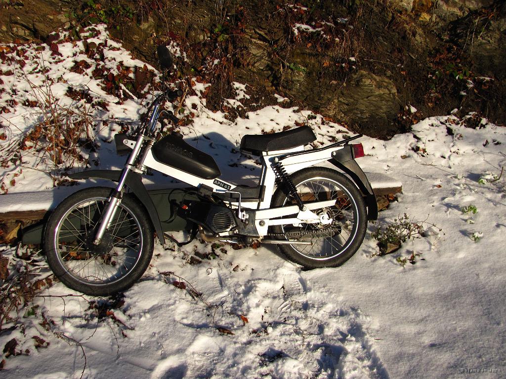 Slika_18.jpg - Moped na križišču lažje in težje poti na Porezen. Tu mora biti okrog 800 ali 900 m.
