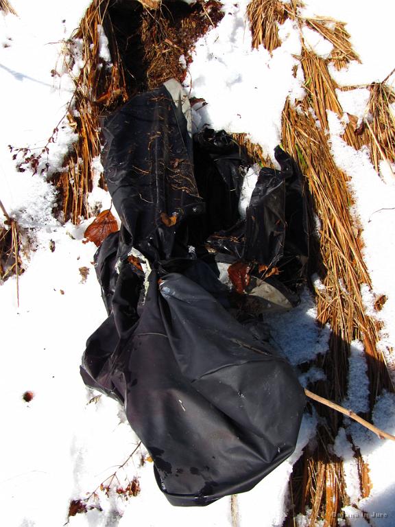 Slika_55.jpg - Neka pelerina zakopana pod snegom. Ja, s seboj in v smeti.