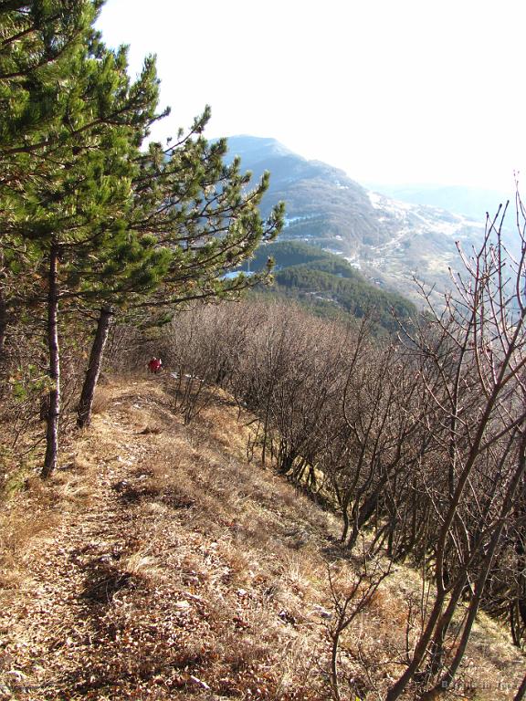 Slika_07.jpg - Ja, začetni vzpončič je bil kar zalogaj za manj vešči članici ekipe, a sta ga zmogli z nasmehom.