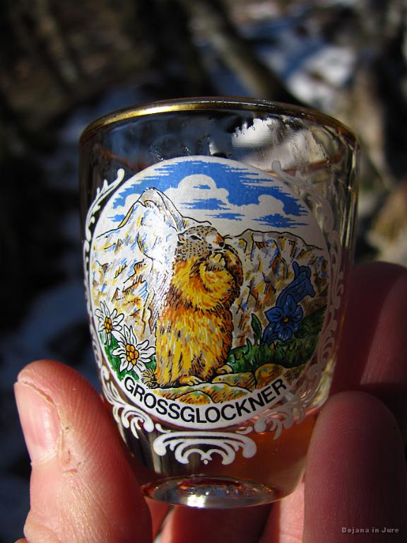 Slika_09.jpg - Svizec, ki ne dela v tovarni (najpogostejša zaposlitev svizcev je zavijanje čokolad), temveč se je zaposlil v turizmu. Glede na količino hrane, ki jo turisti zmečemo, se mu prav dobro godi.