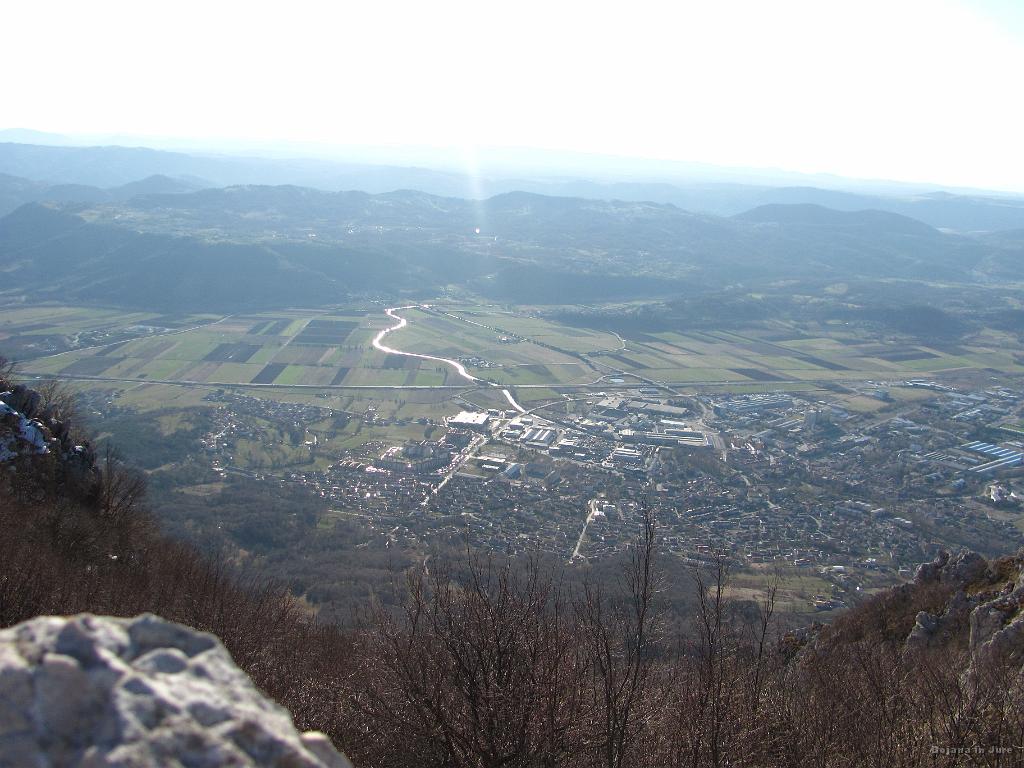 Slika_42.jpg - Ajdovščina, v ozadju pa se sveti Hubelj.