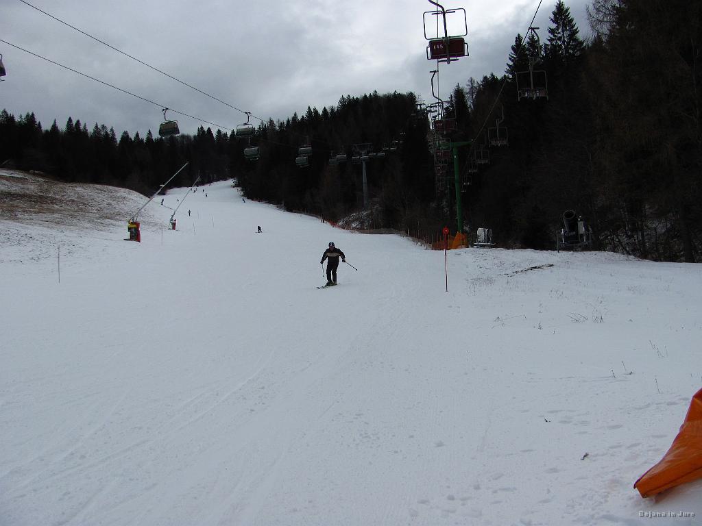 Slika_02.jpg - Šla sva po levi progi, ker na desni ni bilo snega niti za travo pokriti. Umetni sneg so očitno prihranili za ta strmo do šestsede.