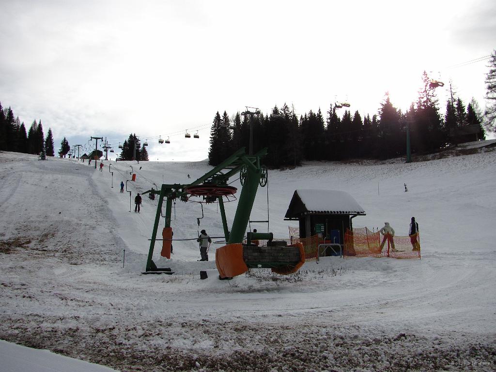 Slika_07.jpg - Toliko, da lahko smučarske šole obratujejo, za bordarje in skakalce pa še ni parka. Hja, vreme ga res svira letos.