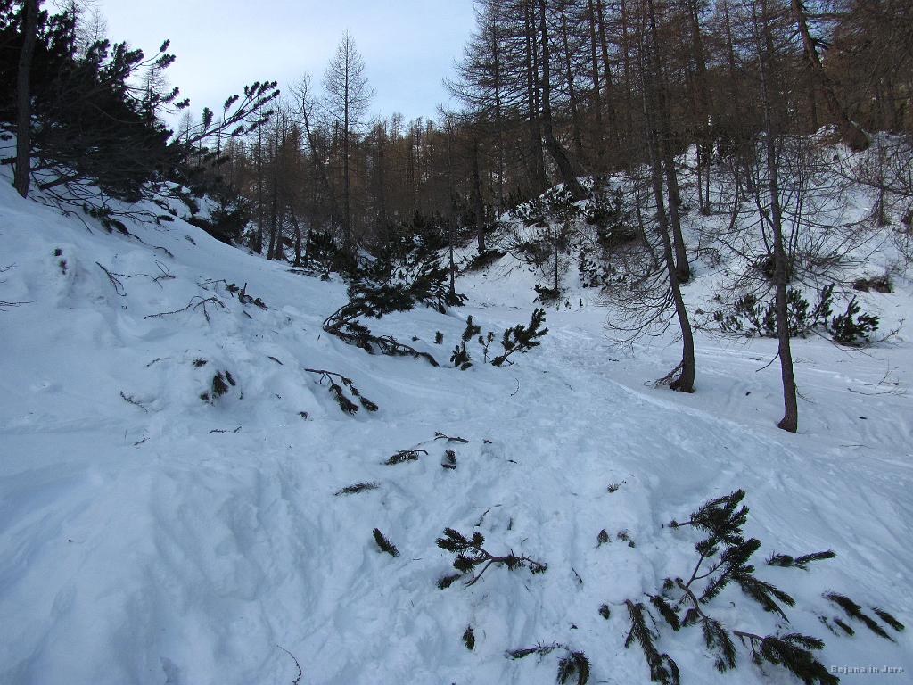 Slika_19.jpg - Nadaljujem nad kočo. Snega je tu dovolj.